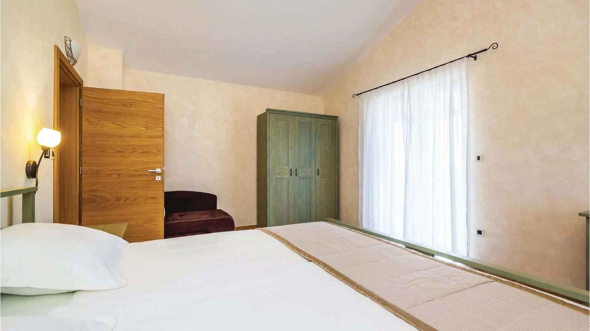 4 Bedroom Beautiful Home In Turcic Vantacici