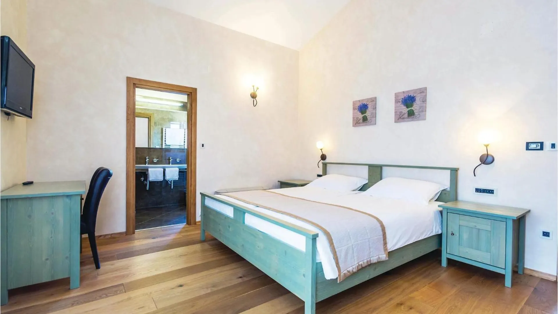 4 Bedroom Beautiful Home In Turcic Vantacici 0*,